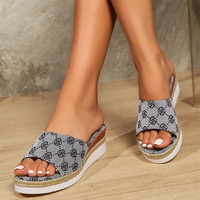 Sandales de plage imprimées en gros direct usine, chaussures plates décontractées antidérapantes, pantoufles tissées, pantoufles tendance pour femme