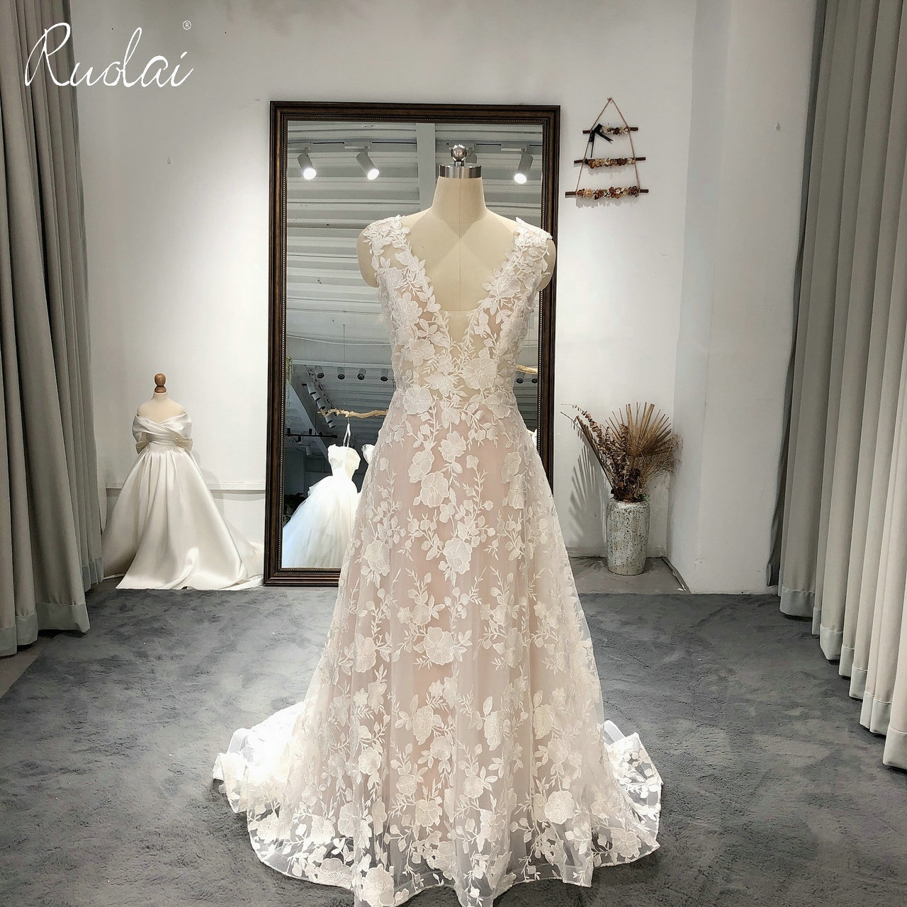 QW01161 Deep V Neck Lace Sleeveless Wedding Dress Appliqued A-Line Bride Gowns for Wedding