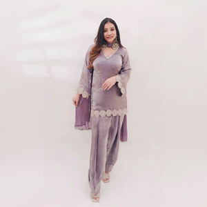 Ensemble de vêtements de mariage traditionnels indiens et pakistanais pour femmes en velours violet avec détails brodés, coupe ample, longueur cheville, tenue en soie - Product Image 1