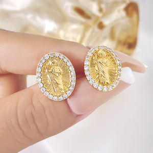 Boucles d'oreilles religieuses tendance plaquées or 18 carats avec statuette de Jésus et de saints - Product Image 1