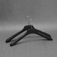 Vente en gros de vêtements au détail au toucher doux, présentoir de manteaux, cintres en plastique à vendre