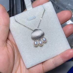 สร้อยคอเงินแท้ S925 รูปดาวขัดเงา ประดับเพชรหลากสี ดีไซน์เรียบหรู พร้อมจี้มุกสำหรับผู้หญิง - Product Image 1