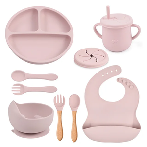 Ensemble de vaisselle pour bébé en silicone antidérapant avec assiette, bol, cuillère, fourchette, bavoir et tasse (5/9 pièces) - Product Image 4