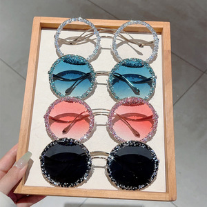 แว่นกันแดดโลหะทรงกลมพิมพ์ลายสัตว์สำหรับผู้หญิงสุดหรูพร้อมดีไซน์อายแชโดว์ประดับเพชร - Product Image 1