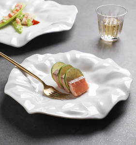 Assiettes à volants en céramique blanche pure Assiettes alimentaires occidentales <span class=keywords><strong>haut</strong></span> <span class=keywords><strong>de</strong></span> <span class=keywords><strong>gamme</strong></span> Assiettes <span class=keywords><strong>de</strong></span> service peu profondes Formes uniques <span class=keywords><strong>pour</strong></span> <span class=keywords><strong>vaisselle</strong></span> élégante - Product Image 2