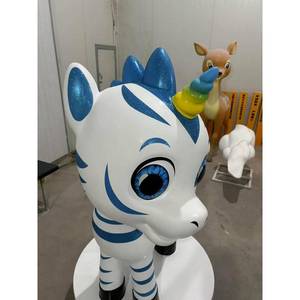Sculpture personnalisée en fibre de verre, zèbre licorne bleu et blanc, style dessin animé, pour exposition en centre commercial - Product Image 3