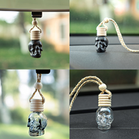 Vente chaude crâne forme voiture parfum diffuseur bouteille Design de mode suspendu verre voiture désodorisant bouteille