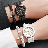 NYY Ensemble de 4 montres-bracelets à quartz pour couple, vente en gros, avec bracelet à perles en forme de cœur