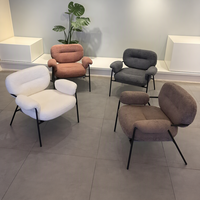 Fauteuil d'appoint moderne en bouclette avec accoudoirs roulés, pieds en métal noir, chaise longue moelleuse pour salon, chambre, appartement, écologique