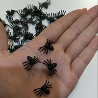 Vente en gros de petites araignées en PVC noir 50 pièces/sac Jouets décoratifs d'Halloween Accessoires de blague réalistes et drôles