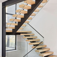 Escalier moderne à poutre unique en acier, gain de place, avec rampe en verre et marches en bois pour villa, loft, appartement