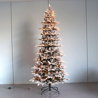 Sapin de Noël artificiel floqué et givré, pré-éclairé avec lumières LED blanc chaud/jaune, base métallique, pour décoration intérieure et festive
