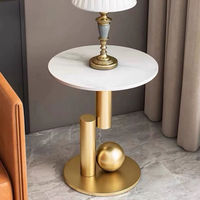 Table d'appoint ronde moderne de luxe en pierre frittée avec base sculpturale en métal doré pour salon, hôtel, villa