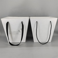 Boîtes d'emballage de luxe pour cadeaux floraux de mariage, en carton, avec logo personnalisé, forme trapèze, revêtement UV et dorure à chaud (papier cartonné)