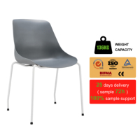 Chaise de salle à manger moderne européenne en plastique confortable empilable sur mesure en gros avec base à quatre pieds chromée pour entrepôt et atelier