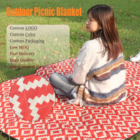Couverture de pique-nique boho pliable rouge et blanc imperméable sans sable en gros pour les voyages en plein air sur la pelouse