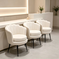 Fauteuil moderne de luxe haut de gamme en velours blanc à dossier en forme de pétale, avec pieds en métal doré, pour salon et salle d'attente, vente en gros