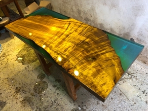 <span class=keywords><strong>Mesa</strong></span> de Resina Epoxi Verde y Madera de Seda Dorada - Juego de Comedor Completo con Diseño de Borde Natural - Product Image 5
