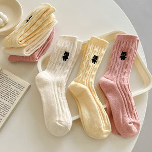 Calcetines de Mujer Jingwen OEM, con Rayas, Forrados de Felpa Gruesa para Invierno, Cálidos, Bordados con Gato, hasta la Pantorrilla - Product Image 2