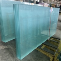 Verre trempé ultra-clair de qualité supérieure 10 mm à faible teneur en fer, panneau à haute transmission lumineuse pour applications de cloisons et de meubles