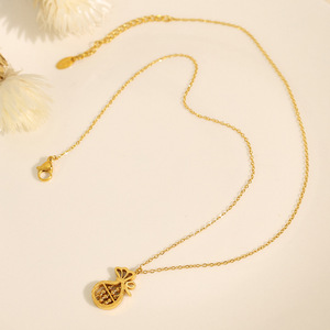 จี้รูปถุงเงินทอง สร้อยคอไทเทเนียมเหล็ก รูปทรงผลไม้ ของขวัญเครื่องประดับ สร้อยคอคลาวิเคิล ดีไซน์หรูหรา ใช้งานได้หลากหลาย สร้อยคอแฟชั่น - Product Image 3