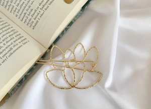 Pince à cheveux minimaliste en or motif lotus – Barrette florale en fil ouvert martelé – Pince à cheveux florale zen - Product Image 5