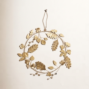 Corona de hojas de metal hecha a mano, flores decorativas redondas, estilo clásico, adorno colgante sin iluminación, paquete de una sola pieza, fácil instalación - Product Image 1