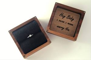 Boîte à bagues en bois de noyer naturel personnalisée en gros, étui portable pour boucles d'oreilles de cérémonie de mariage avec aimant - Product Image 4