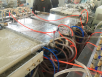 Machine de fabrication de panneaux de porte en bois composite PVC/UPVC WPC