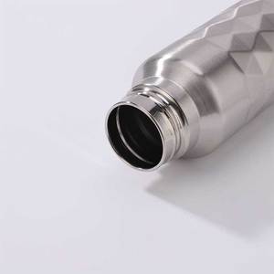 Botella de Agua de Acero Inoxidable de Pared Simple de 750 ml y 1000 ml con Patrón de Diamantes en Relieve, Botella Deportiva Portátil para Beber al Aire Libre - Product Image 4
