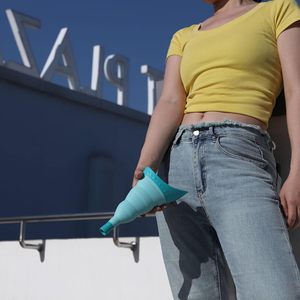 Premium pieghevole femmina dispositivo orinatoio portatile piee Conch imbuto per viaggi delle donne tazze igieniche per le donne - Product Image 4