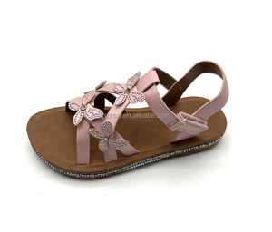 Precio barato de fábrica nueva llegada bonito diseño de flores OEM logotipo personalizado inyección de PVC suela plana zapatos para niños sandalia para niñas - Product Image 3