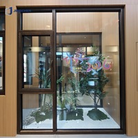 Fenêtre oscillo-battante en bois recouvert d'aluminium, à rupture de pont thermique, double vitrage Low-E, intérieur chêne, ouverture vers l'intérieur, pour villa de luxe