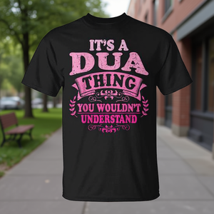 Camiseta Dua Thing con Texto Rosa sobre Negro, Unisex, Talla Adulto, Cuello Redondo, Manga Corta, Impresión Serigráfica, para Uso Promocional - Product Image 3