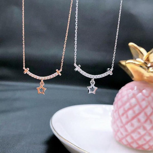 Collana con Ciondolo a Forma di Stella Cadente e Faccina Sorridente per Donna, Gioiello di Moda per Uso Quotidiano - Product Image 1