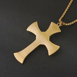 Collar con Cruz Religiosa Western Guardian, Cadena de Acero Inoxidable con Baño de Oro PVD, Colgante de Cruz Grande con Circonitas - Product Image 3