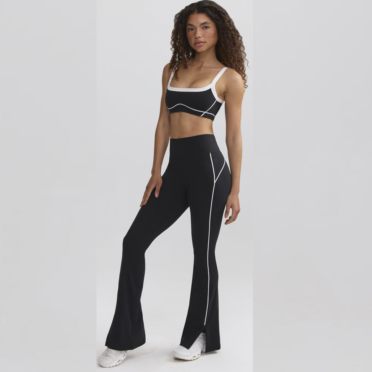 Ensemble soutien-gorge noir et pantalon évasé.
