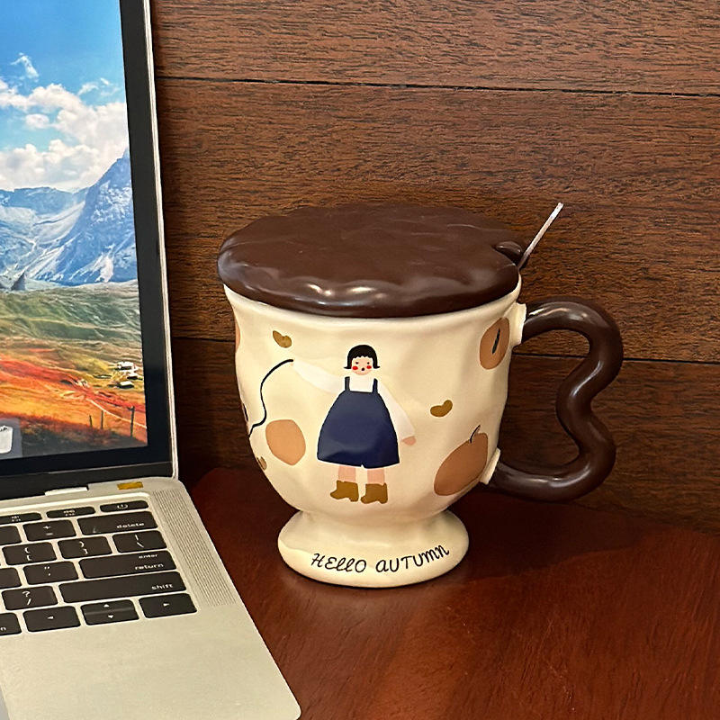 Fille en jupe courte [avec une cuillère]