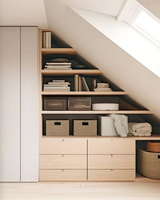 Armoire de grenier sur mesure pour plafond incliné avec zone de suspension pour le rangement des vêtements domestiques
