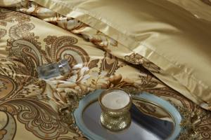 Parure de lit en soie douce et soyeuse, ensemble de literie avec housse de couette 100%, drap (ajusté) et taie d'oreiller - Product Image 5