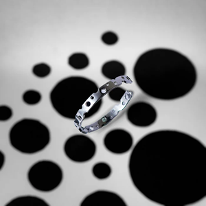 Pulsera DOTTED NAKED SPACEBAND de Lujo con Diseño Minimalista Abierto, Detalle de Puntos, Acabado Pulido de Alto Brillo, Moderna y Distintiva - Product Image 4