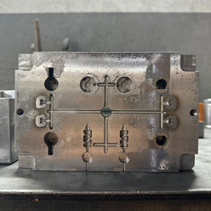 Bouteilles en plastique de haute qualité de 3 à 10 litres avec poignée, fabriquées par soufflage, pour usage domestique - Product Image 1