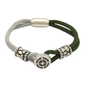 Brazalete de Cuero para Hombre con Hacha Vikinga y Brújula Estilo Corsario en Polipiel - Product Image 1