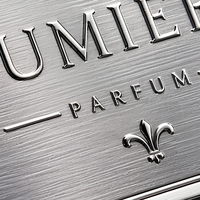 Étiquettes de bouteilles de parfum multi-formes écologiques OEM, plaque gravée personnalisée pour l'emballage de parfums en provenance de Chine