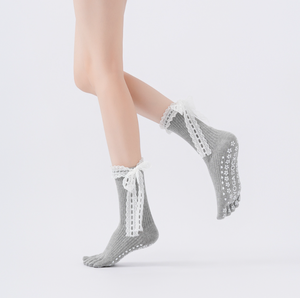 PATON Chaussettes de yoga et de pilates antidérapantes à cinq doigts pour femmes, avec bordure en dentelle blanche ajourée et long <span class=keywords><strong>ruban</strong></span> à nœud, vente en gros personnalisée - Product Image 4