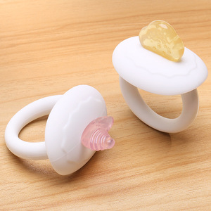 Anillo mordedor de silicona para bebés de 0 a 24 meses con diseño de nube y luna - Product Image 1