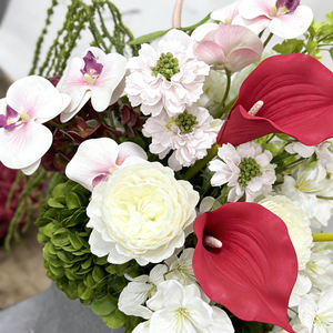 Arrangement floral en soie artificielle cascade, rouge, blanc et vert, réaliste et sophistiqué, style vintage de luxe léger, décoration de banquet - Product Image 3