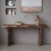Table d'entrée en bois naturel avec bandes décoratives vintage, comptoir d'entrée en bois massif contre le mur