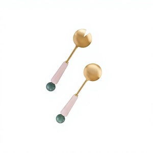 Juego para servir ensaladas chapado en oro de acero inoxidable con mango de resina - Product Image 1