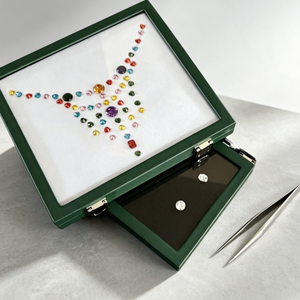 Boîte de présentation en cuir PU vert pour pierres précieuses, plateau de rangement double couche avec couvercle en verre pour diamants, pierres brutes et bijoux - Product Image 4